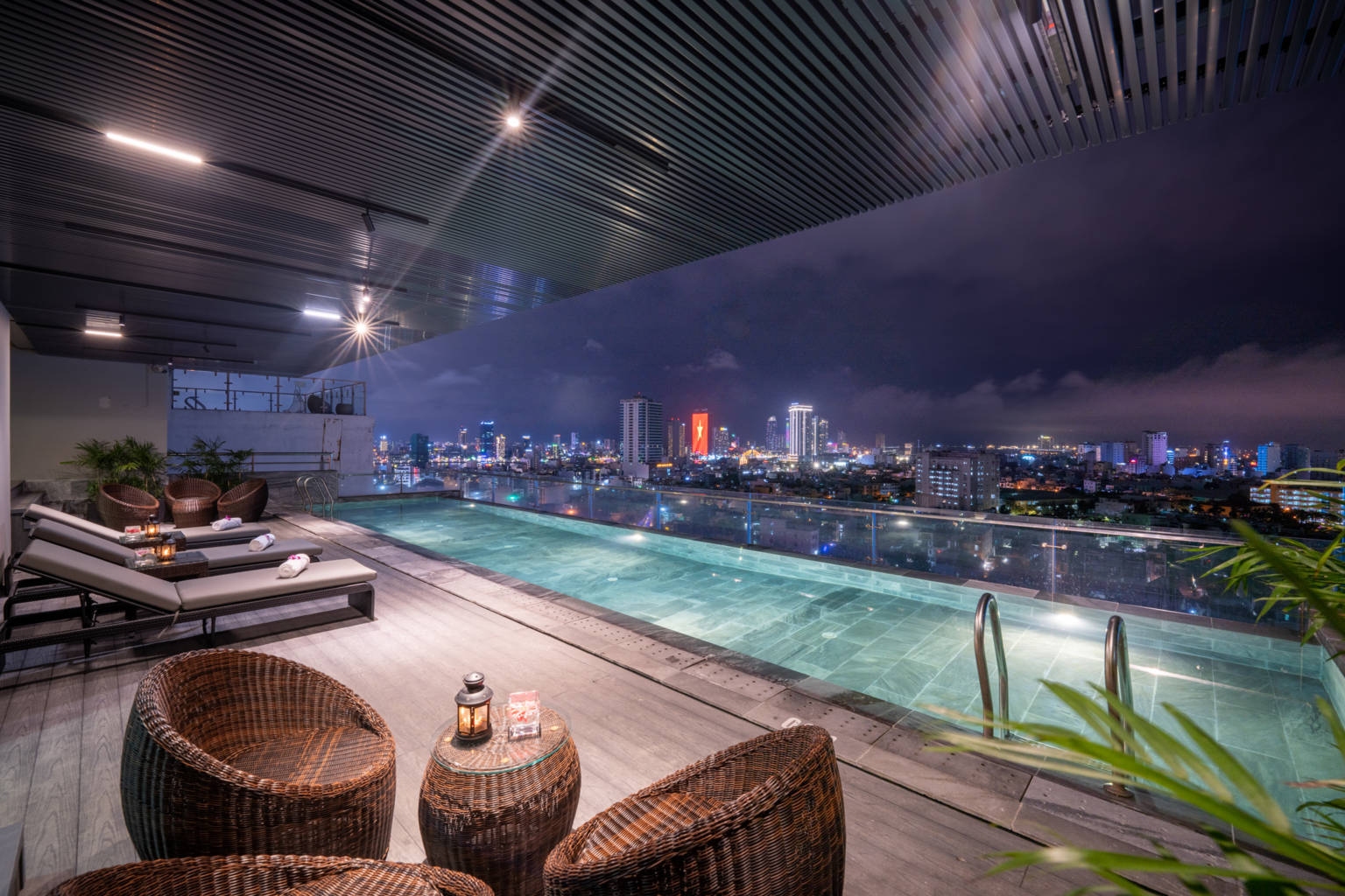Infinity Pool + Sky Bar